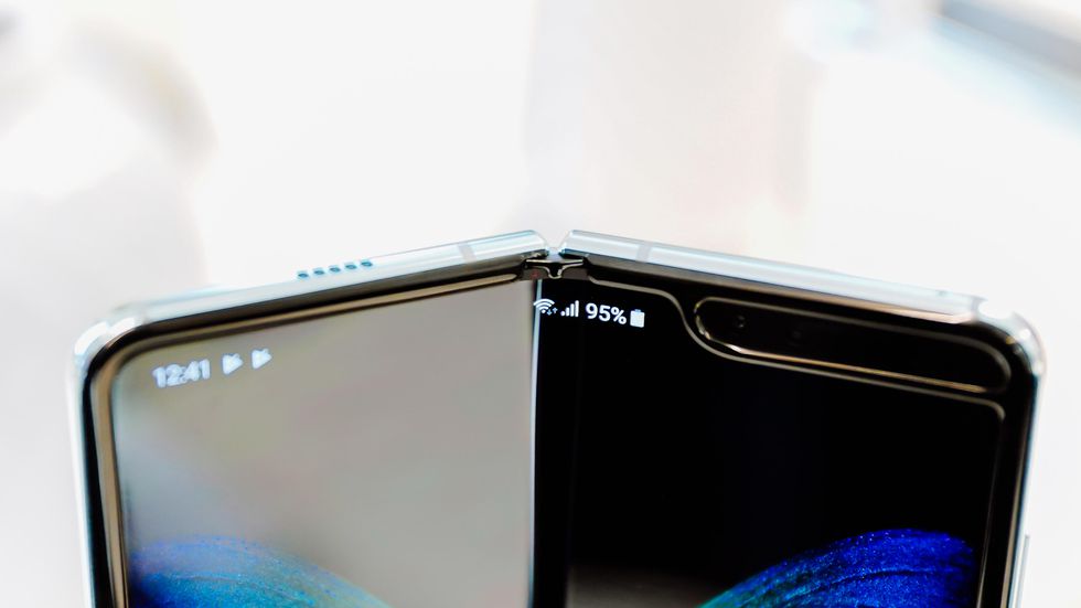 گوشی جدید سامسونگ به نام گلکسی فولد (Galaxy Fold) که از وسط صفحه نمایش تا می شود