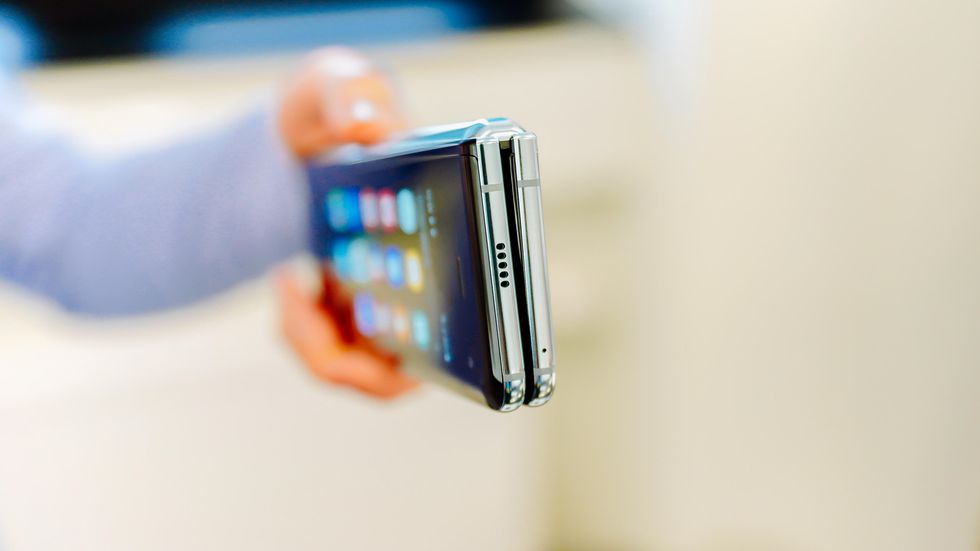 گوشی جدید سامسونگ به نام گلکسی فولد (Galaxy Fold) که از وسط صفحه نمایش تا می شود